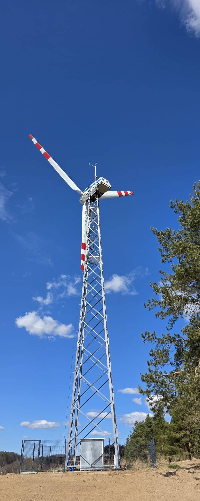Realizacja FNC Poland - turbina wiatrowa na wieży kratowej z oznakowaniem przeszkodowym