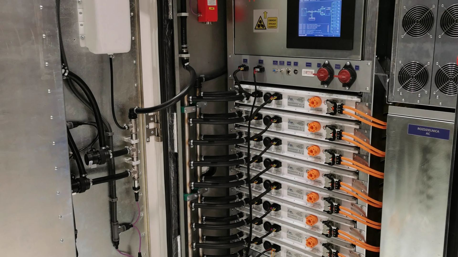 Magazyny energii — Systemy magazynowania energii zwiększające autokonsumpcję i niezależność energetyczną. Idealne uzupełnienie fotowoltaiki i turbin wiatrowych.